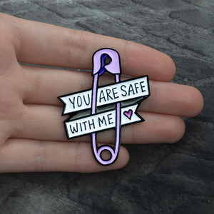 You Are Safe with Me Purple Safety Lapel Pin Broches de corazón Hard Custom Esmalte Pins Insignias Broches Regalos para hombres Mujeres al por mayor - Product Image 4