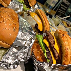 Emballage jetable en aluminium gaufré de qualité supérieure avec logo personnalisé, revêtement PE, pour restaurants de hamburgers - Product Image 2