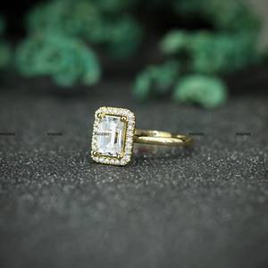 Anillo de Compromiso con Halo de Moissanita Corte Esmeralda, Plata de Ley 925 con Engaste de Puntas, Chapado en Oro Amarillo, Anillo de Boda para Mujer - Product Image 2