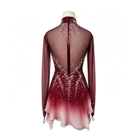 Robe de patinage artistique à col haut et manches longues, dégradé rouge vin avec strass, en tissu mesh pour compétition et spectacle sur glace (adultes et enfants)