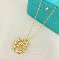 Collier tendance avec pendentif feuille circulaire, breloque feuillage végétal, collier ras-du-cou couronne ouverte, bijoux botaniques pour femme, idéal pour les fêtes