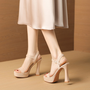 Sandales à talons pour femmes, talon épais, bout ouvert, plateforme élégante, bride arrière à boucle, 3-5 cm, couleur unie, rehaussant la taille 9696-5B - Product Image 1