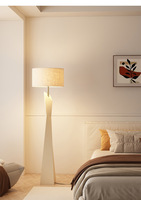 Lampadaire LED de style français, rétro mi-siècle, haut de gamme, luxe discret, trois couleurs, intensité variable, commande par interrupteur au pied, en résine