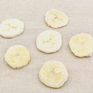 Chips de plátano sin aditivos dulces, frutas secas crujientes listas para comer, aperitivos no fritos a granel horneados FD a granel al por mayor - Product Image 3