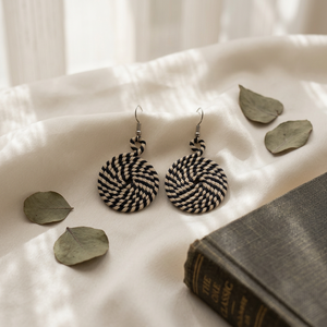 Boucles d'oreilles créoles africaines en perles noires, boucles d'oreilles circulaires bohèmes faites à la main avec perles noires - Product Image 1