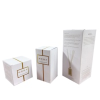 Diffuseur d'arômes pour voiture suspendu en gros Boîte cube de désodorisant de 8ml Bouteille de parfum suspendue pour voiture avec bouchon à vis Boîte en papier