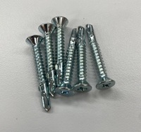 Vis autoperceuses à tête plate Homn Reen C1022 en acier, finition zinguée CR3+, ailettes, longueur 32 mm, filetage M4.2, haute performance