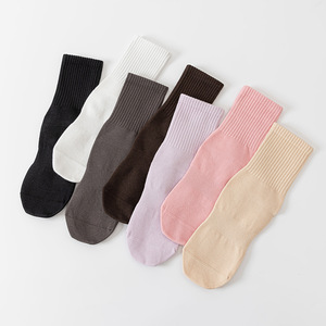 Chaussettes de yoga personnalisées, chaussettes de sport antidérapantes en coton mi-mollet pour femmes, chaussettes de maintien de la taille, chaussettes d'intérieur - Product Image 1