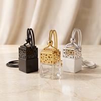 Flacon diffuseur de parfum de voiture suspendu carré de 8 ml, en verre vide, rechargeable, pour huiles essentielles, avec bouchon en bois
