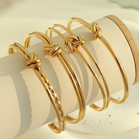 Brazalete Abierto de Acero de Titanio con Nudo Geométrico Retro Resistente a la Decoloración, Joyería de Muñeca en Forma de C para Uso Diario Vintage