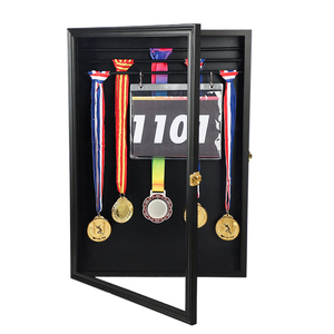 Espositore per Medaglie in Legno Nero con Porta Numero di Gara, Cornice per Premi Sportivi da Appendere a Parete - Product Image 1