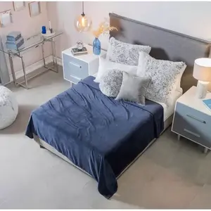 Cobija Ligera Vianney Tamaño King Size / Queen Size Azul Marino con Diseño de Tela Lisa - Product Image 3