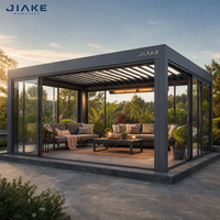 Pergola motorisée en aluminium à lames orientables avec portes coulissantes en verre et chauffage pour un espace lounge extérieur confortable toute l'année