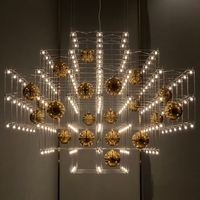 Lustre cube moderne personnalisé, non standard, pour plafond haut, luxe, avec branches décoratives LED dorées