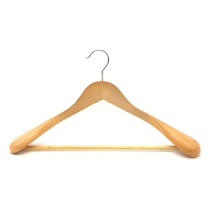 Perchas de madera natural con logo de fabricante directo, precio competitivo, calidad superior, perchas para trajes de madera - Product Image 2