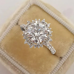 Anello con Design Floreale Rotondo, Anello Classico da Donna - Product Image 1