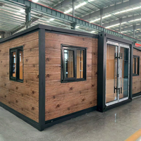 Maison conteneur préfabriquée à ossature acier, cabine modulaire avec panneaux imitation bois et fenêtre à battant, espace habitable