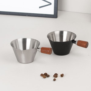 Taza medidora de acero inoxidable de 100 ml con escala, para espresso, con boquilla en V y mango de madera, accesorios metálicos para espresso y latte - Product Image 1