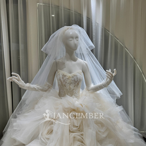 Robe de mariée de luxe Lsoy064 en organza crème avec rosettes, dentelle et perles, coupe princesse avec traîne et voile, sur mesure Jancember - Product Image 3