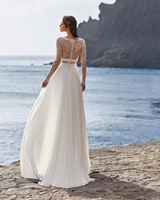 Robe de mariée coupe trapèze à manches longues et col en V, en dentelle