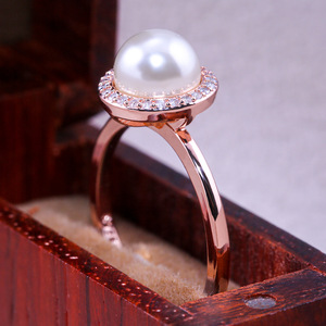 Elegante anello stile perla per donna, design scintillante con intarsi, gioielli alla moda in tonalità rosa - Product Image 4