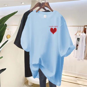 T-shirt à manches courtes en coton 100% personnalisé en gros, micro-étiquette, dessin animé, imprimé d'amour d'été pour femmes, col rond ample, haut pour femmes - Product Image 6