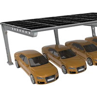 Véhicules stationnant sous des panneaux solaires, abri solaire pour voitures