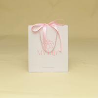 Sac en carton rose personnalisé de luxe avec logo imprimé pour magasin de vêtements, emballage cadeau avec ruban, matériaux recyclés