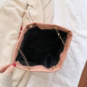 Moins cher 2025 Offre Spéciale mode broderie femmes grand <span class=keywords><strong>sac</strong></span> à provisions dames chaîne <span class=keywords><strong>sac</strong></span> haute capacité fourre-tout voyage croix corps sacs à main - Product Image 4