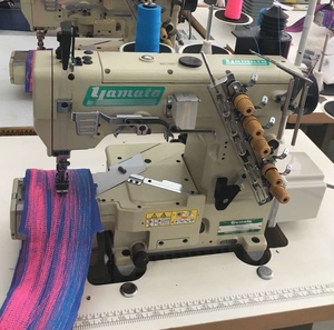 Machine à coudre interlock à 3 aiguilles et 5 fils <span class=keywords><strong>Yamato</strong></span> VC2700 d'occasion, lit cylindrique, vente flash - Product Image 4