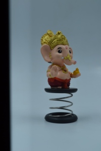 Estatua de Plástico de Shree Ganesh Skin Fun Spring para Decoración de Escritorio en Casa u Oficina, Regalo de Primera Calidad - Product Image 3