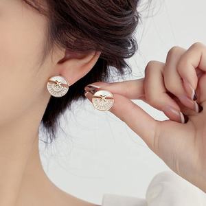 Pendientes de Botón de Plata de Ley S925 con Baño de Oro, Estilo Europeo Americano, de Alta Gama, Ligeros y Lujosos, con Diseño de Perlas y Conchas Marinas - Product Image 1