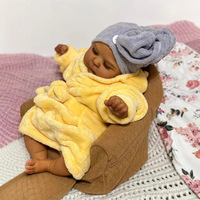 Poupées Reborn de 19 pouces, poupée noire endormie, faite à la main, réaliste, peau foncée, pêches, porte une robe de bain jaune, M057