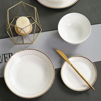 Service de table haut de gamme en porcelaine fine européenne, motif rayures verticales en relief, bord doré, pour mariage et usage domestique, comprenant bols et assiettes