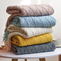 Couverture épaisse à carreaux nordiques avec pompons, taille personnalisée, chaude pour l'hiver, pour la sieste, le canapé et la décoration intérieure