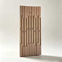 Balustre d'escalier en bois massif avec motif floral sculpté, décoration d'escalier