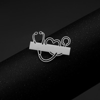 Broche personnalisable en acier inoxydable 316L en forme de stéthoscope, gravure laser, cadeau d'appréciation pour les professionnels de la santé, petite série OEM
