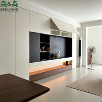 Système mural multimédia intégré minimaliste, console TV flottante moderne en bois de noyer avec vitrine encastrée