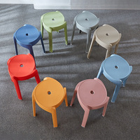 Tabourets en plastique Accueil Bancs ronds empilables épaissis Chaises de moulin à vent Empilable simple pour économiser de l'espace.