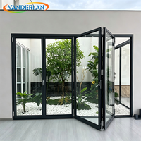 Porte pliante en aluminium de qualité commerciale, aspect minimaliste élégant pour l'entrée principale d'une maison duplex