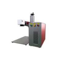 Machine de marquage laser à fibre optique de type split, dotée d'une palette de couleurs gris et rouge, conçue pour marquer les plaques d'identification en métal pour animaux de compagnie.