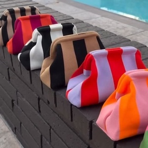 Bolso de mano de punto a rayas personalizado para mujer, con forma de nube, monedero tejido, bolsa de almacenamiento de cosméticos, regalo para vacaciones en la playa - Product Image 1