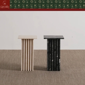 Table d'appoint en marbre GOLDKING, noir et blanc veiné, pour salon, chambre à coucher, design moderne avec rainures verticales polies sur mesure - Product Image 3