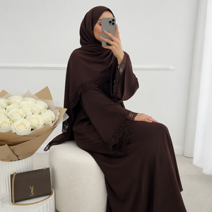 Robe <span class=keywords><strong>Abaya</strong></span> élégante et fermée Loriya avec cape en dentelle et manches longues pour femmes musulmanes, tenue modeste pour occasions spéciales - Product Image 3