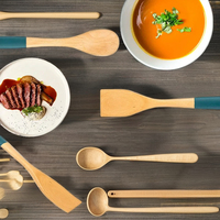 Ensemble de louche de cuisson en bois naturel avec logo personnalisé avec poignée en silicone antiadhésif cuillères ensemble d'outils de table
