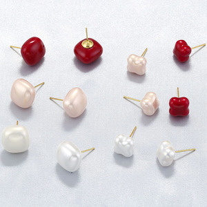 ต่างหูแบบติดหูทรงดอกไม้หัวใจสี่เหลี่ยมสีแดงเชอร์รี่ประดับมุกเทียมสีขาวชุบทอง 18k รุ่น EP1063 ดีไซน์เก๋ไก๋ทันสมัยสำหรับผู้หญิง ปี 2025 - Product Image 1