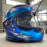 Statue d'art géante en fibre de verre bleue dégradée, peinte à la main, inspirée des requins, en forme de casque de moto, personnalisée pour les cafés et les espaces commerciaux