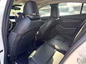 مازدا <span class=keywords><strong>3</strong></span> أكسيلا مستعملة موديل 2024، محرك 2.0 لتر، 116 كيلوواط، 202 نيوتن متر، ناقل حركة أوتوماتيكي 6 سرعات، قاعدة عجلات 2726 ملم، استهلاك وقود 5.8 لتر، 8 وسائد هوائية، مقاعد جلدية، تصميم رياضي، سيدان يابانية، عجلات R18 - Product Image 5