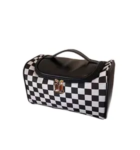 Sac de maquillage portable étanche de grande capacité en damier rétro Sac de rangement pour les soins de la peau