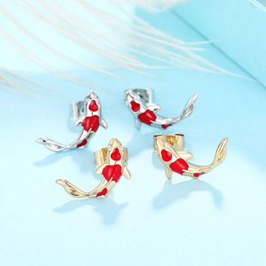 Orecchini a perno con pesce Koi portafortuna, gioielli trendy in metallo per donna, da indossare tutti i giorni, per feste, come accessorio regalo - Product Image 2